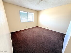 2080 Karen Ave in Las Vegas, NV - Building Photo - Building Photo
