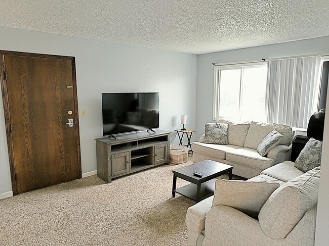 1300 14th Ave NW, Unit 3 in Minot, ND - Foto de edificio - Building Photo