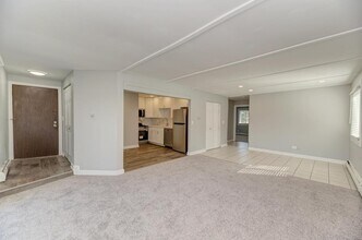 2440 Waterbury Dr in Woodridge, IL - Building Photo - Building Photo