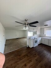R & B Acacia Apartments in Garden Grove, CA - Foto de edificio - Building Photo