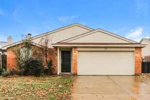 526 Berryhill Dr in Mansfield, TX - Building Photo