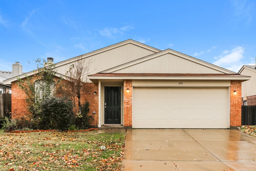 526 Berryhill Dr in Mansfield, TX - Building Photo