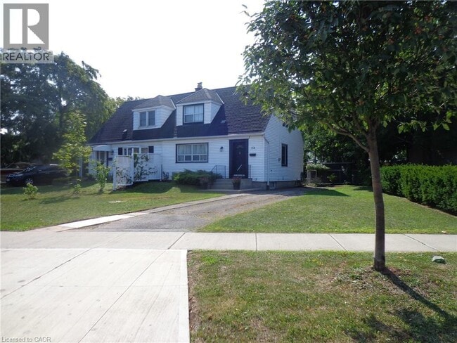 32 Grimsby Ave in Hamilton, ON - Building Photo - Building Photo