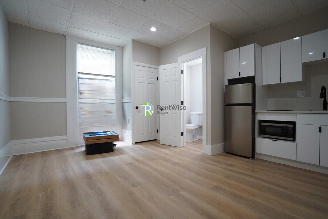 142 Dorchester St in Boston, MA - Building Photo