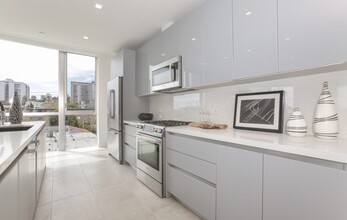 1125 N Kings Rd, Unit 104 in West Hollywood, CA - Building Photo - Building Photo