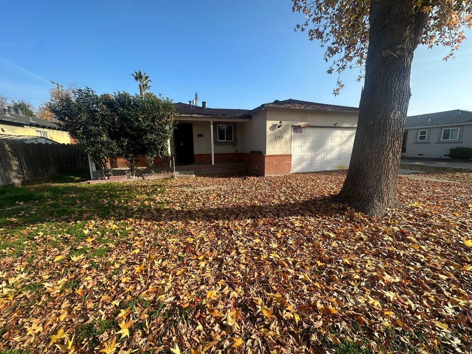 2510 Uhlig Ave in Modesto, CA - Building Photo