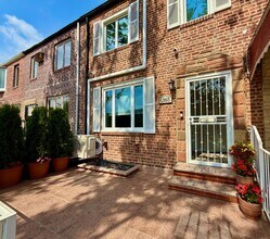 6365 76th St in Middle Village, NY - Building Photo - Building Photo