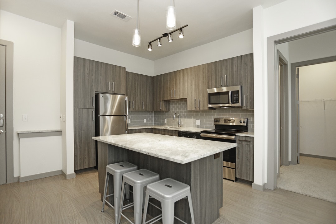 101 Center in Arlington, TX - Building Photo