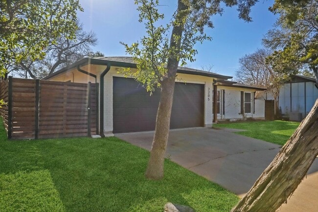 7205 Twisted Oaks Dr in Austin, TX - Building Photo - Building Photo
