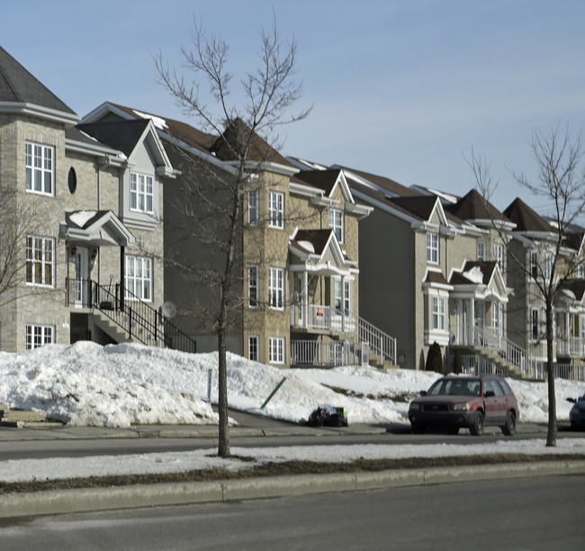 7093-7097 Notre-Dame in Laval, QC - Building Photo - Building Photo