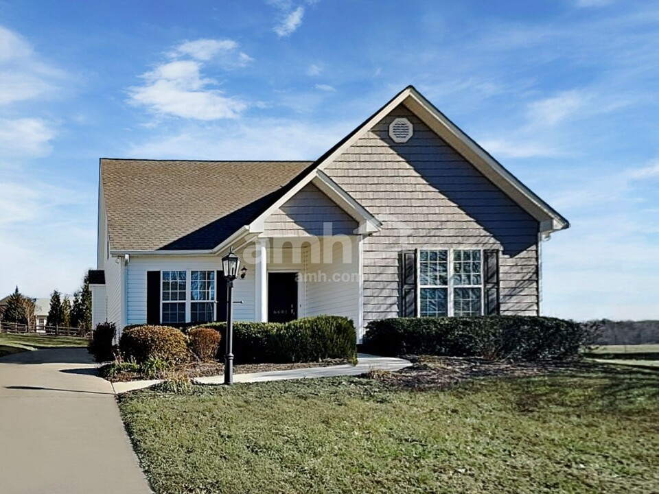 6601 Springfield Village Ln in Clemmons, NC - Building Photo