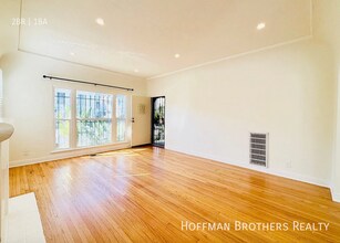 330 1/2 N Genesee Ave in Los Angeles, CA - Foto de edificio - Building Photo