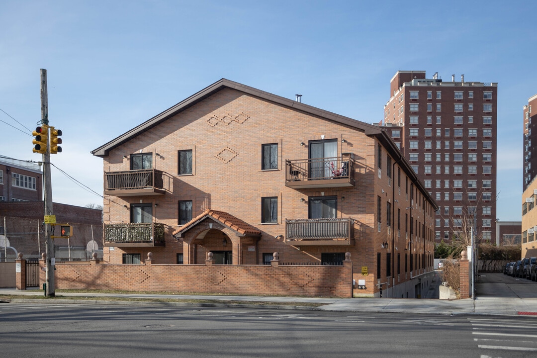 7548 Parsons Blvd in Flushing, NY - Building Photo