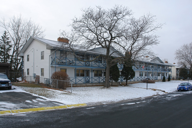 Hillcrest Apartments in Columbia Heights, MN - Foto de edificio - Building Photo