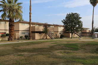 CHATEAU VILLA APARTMENTS in Bakersfield, CA - Building Photo - Building Photo