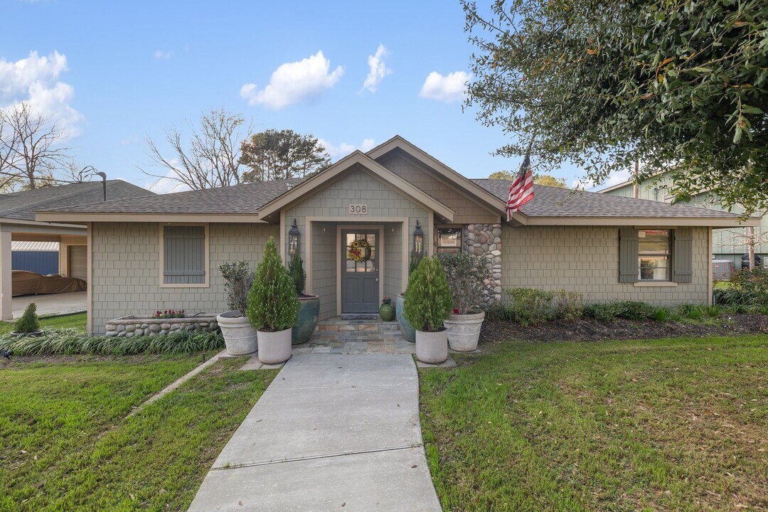 308 Indian Shore in Livingston, TX - Building Photo