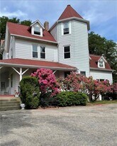 313 Berkeley Ave in Middletown, RI - Building Photo