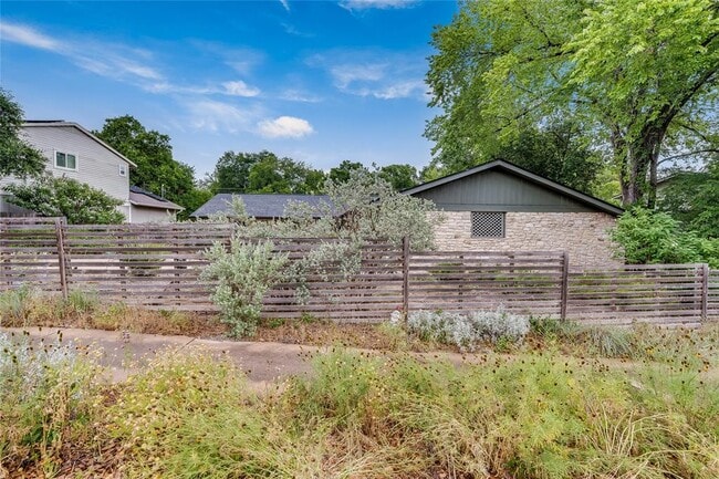 2306 Loyola Ln in Austin, TX - Building Photo - Building Photo