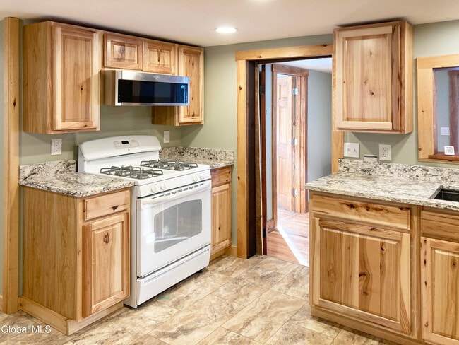 107 Patten Mills Rd in Queensbury, NY - Building Photo - Building Photo