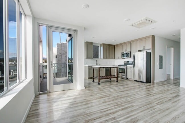 The Stanford West in Santa Monica, CA - Building Photo - Building Photo