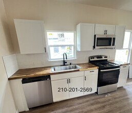 1106 W Ridgewood Ct in San Antonio, TX - Building Photo - Building Photo