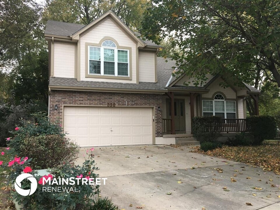 320 NE Golden Gate Ct in Blue Springs, MO - Building Photo