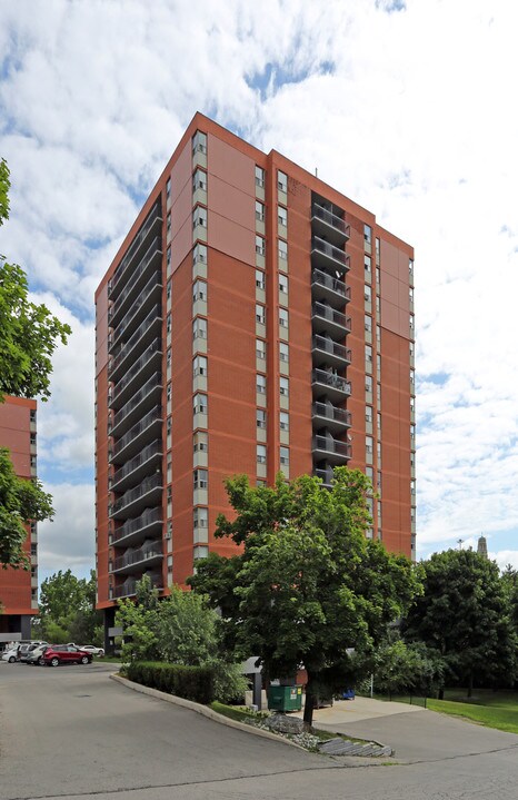 Glen Terrace Apartments in Hamilton, ON - Building Photo