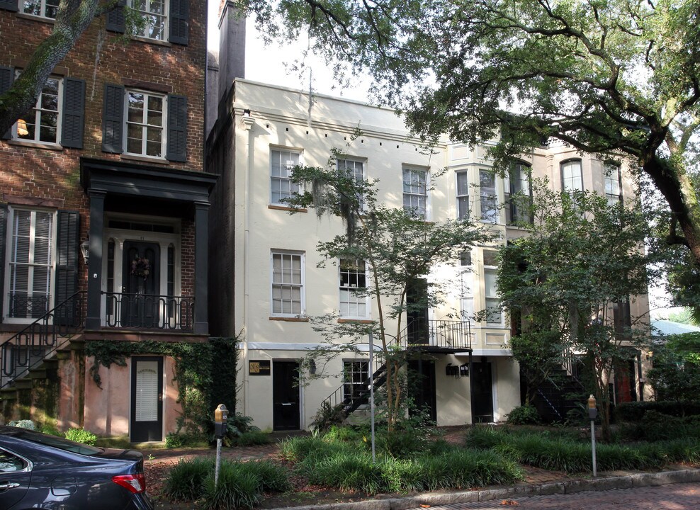 15 W Jones St in Savannah, GA - Building Photo