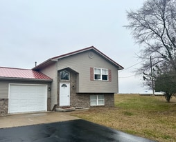 939 Macon Hwy in Tecumseh, MI - Building Photo