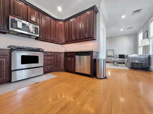 32 Ward St, Unit 3 in Boston, MA - Building Photo - Building Photo