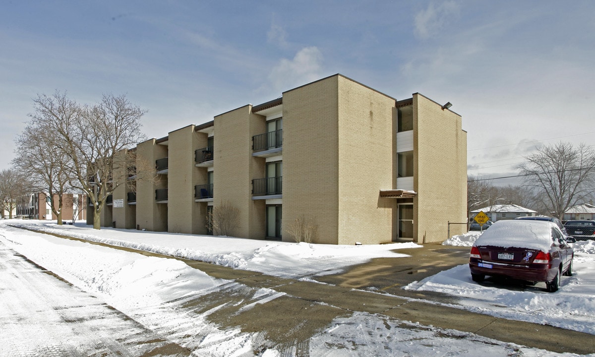 Wilson Apartments in Kenosha, WI - Building Photo