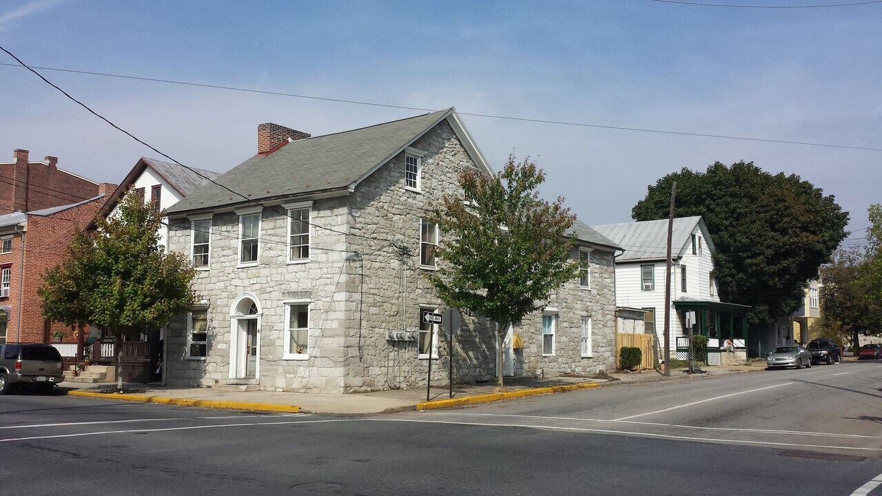 102 N Bedford St in Carlisle, PA - Foto de edificio