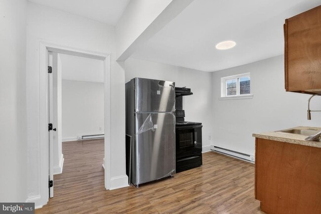 property at 1733 W Oxford St