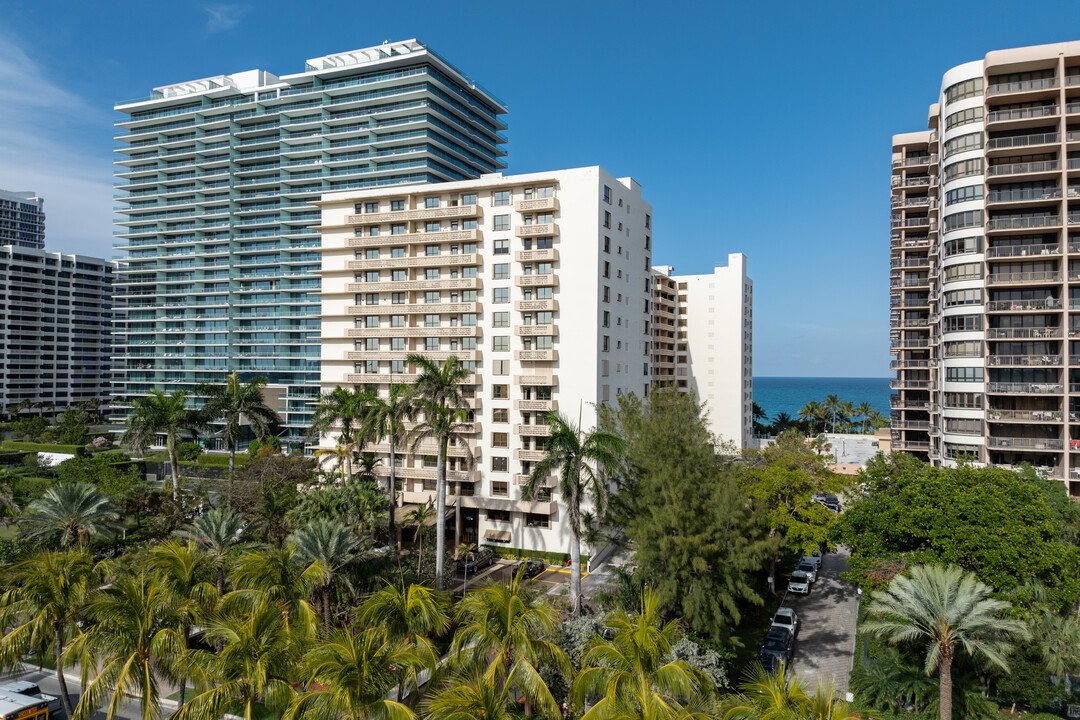 Plaza of Bal Harbour in Bal Harbour, FL - Building Photo