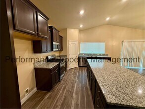 5806 Blue Spruce Ave in Bakersfield, CA - Building Photo - Building Photo