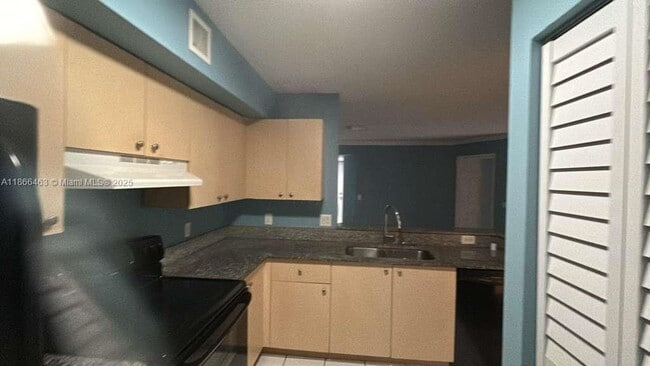 2427 Centergate Dr in Miramar, FL - Building Photo - Building Photo