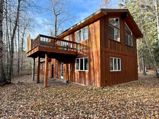 1611 N Fork Rd in Columbia Falls, MT - Foto de edificio - Building Photo