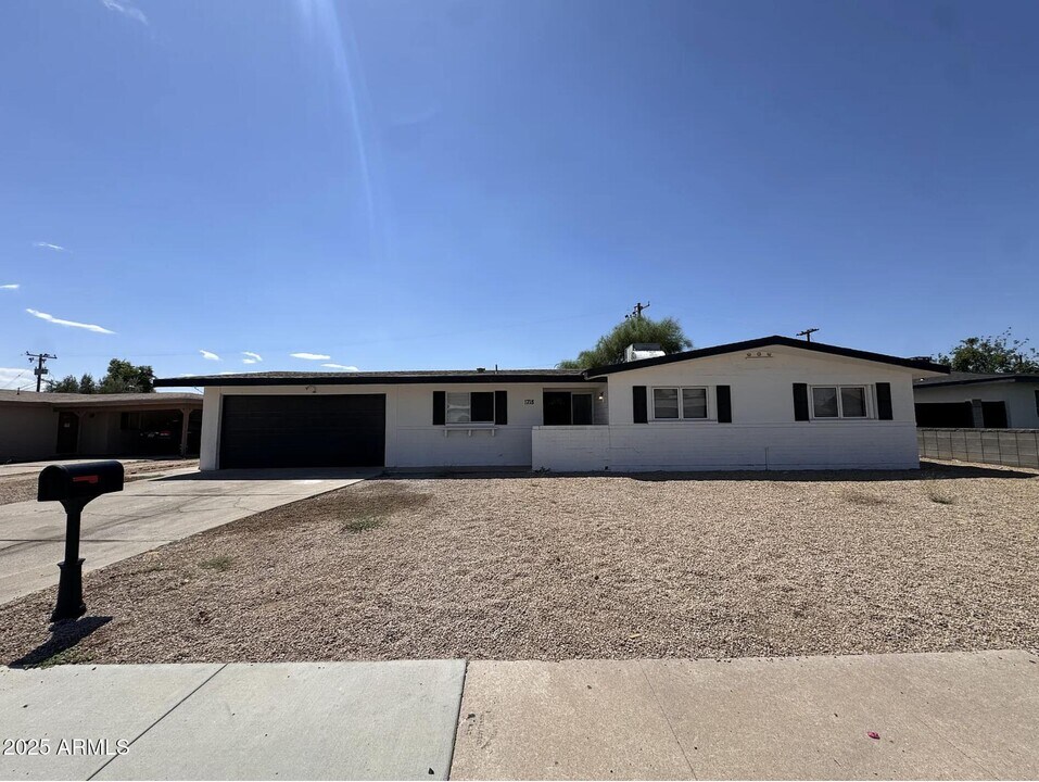 1718 W Oraibi Dr in Phoenix, AZ - Building Photo