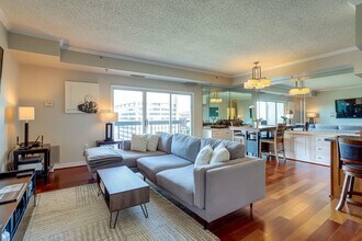 1211 S Eads St, Unit 1306 in Arlington, VA - Foto de edificio - Building Photo
