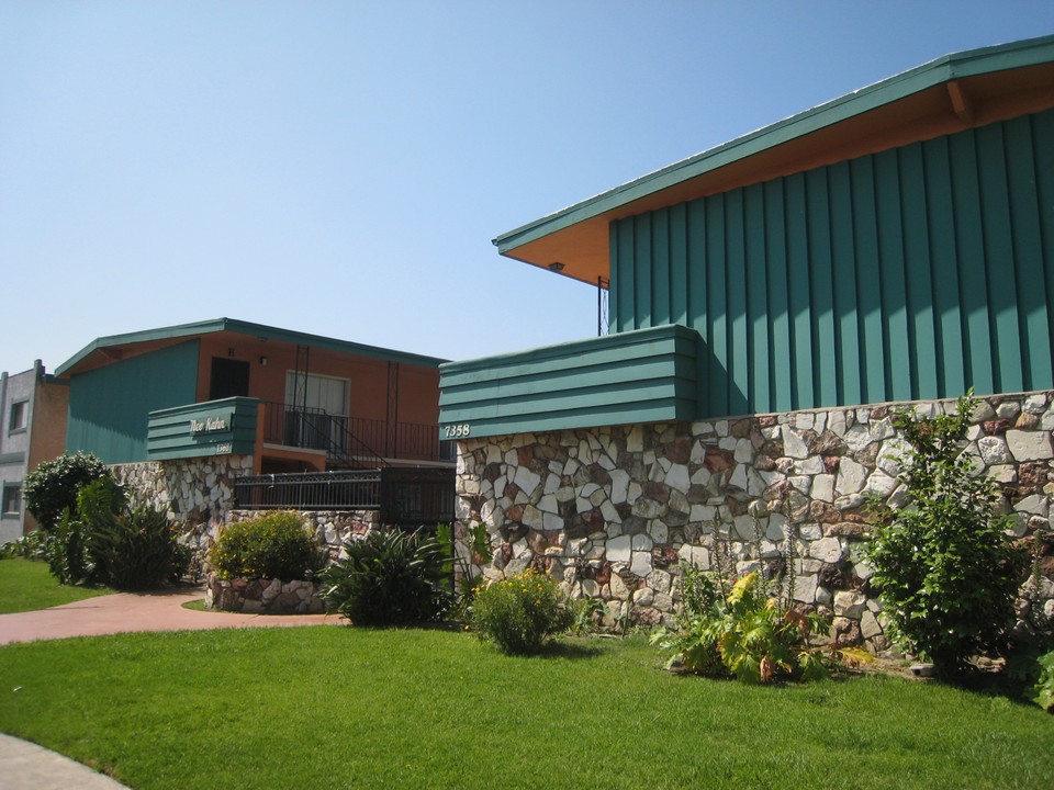 Neo Kahn Apartments in Downey, CA - Building Photo