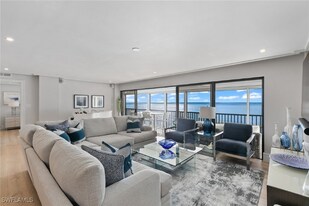 2171 Gulf Shore Blvd N in Naples, FL - Building Photo