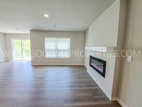 344 Ember Dr in Waukee, IA - Building Photo - Building Photo