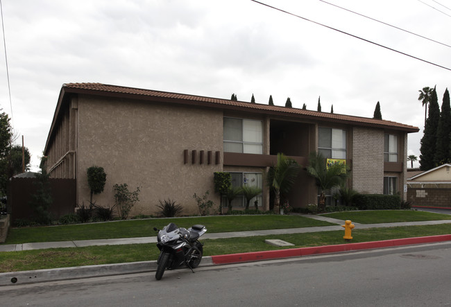 8322 Whitaker St in Buena Park, CA - Foto de edificio - Building Photo