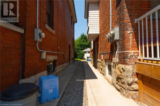 102 Gladstone Ave in Hamilton, ON - Building Photo - Building Photo
