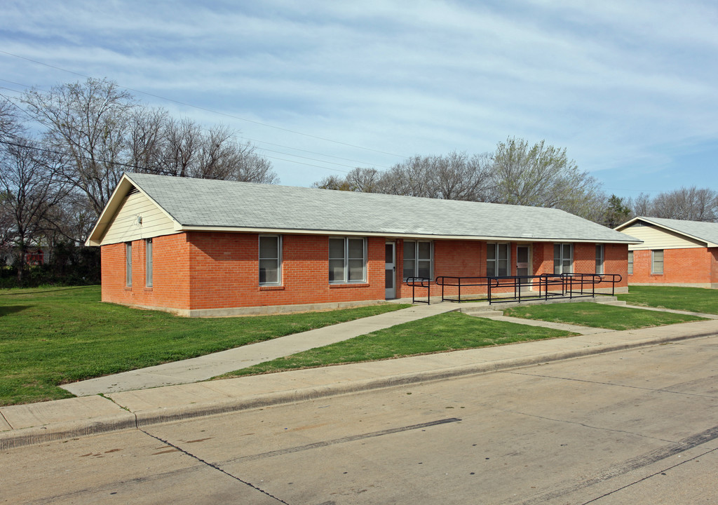 Carver Courts in Ennis, TX - Building Photo