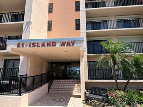 51 Island Way in Clearwater, FL - Foto de edificio - Building Photo