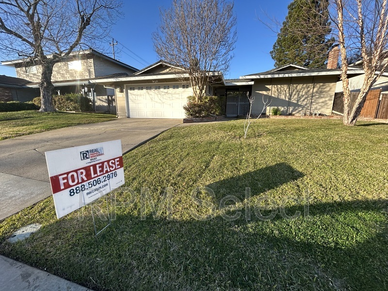 6429 Woodhills Way in Citrus Heights, CA - Building Photo