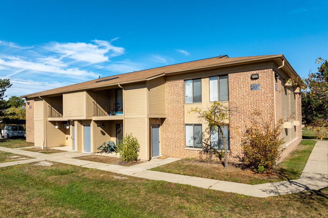 University Place Apartments in Pontiac, MI - Building Photo