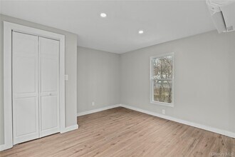 8 Teatown Ct in Carmel, NY - Foto de edificio - Building Photo