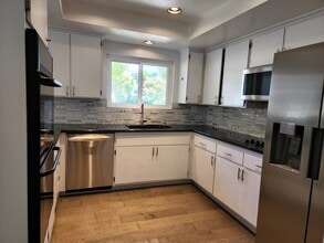 323 S Broadway, Unit 1 in Redondo Beach, CA - Foto de edificio - Building Photo